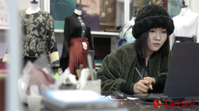 1月23日，在山東省菏澤市曹縣有愛云倉直播基地，張子晨正在設(shè)計漢服。 人民網(wǎng)記者 袁蒙攝