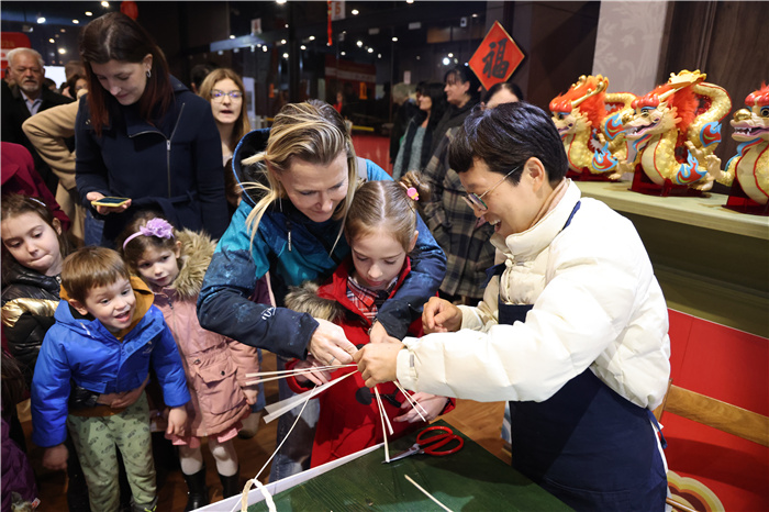 2024年“歡樂春節(jié)”《閩南風(fēng)情》文藝演出和泉州非物質(zhì)文化遺產(chǎn)展演2月6日在塞爾維亞斯梅代雷沃文化中心舉行。圖為當(dāng)?shù)孛癖婓w驗中國非遺手工藝。 貝爾格萊德中國文化中心供圖