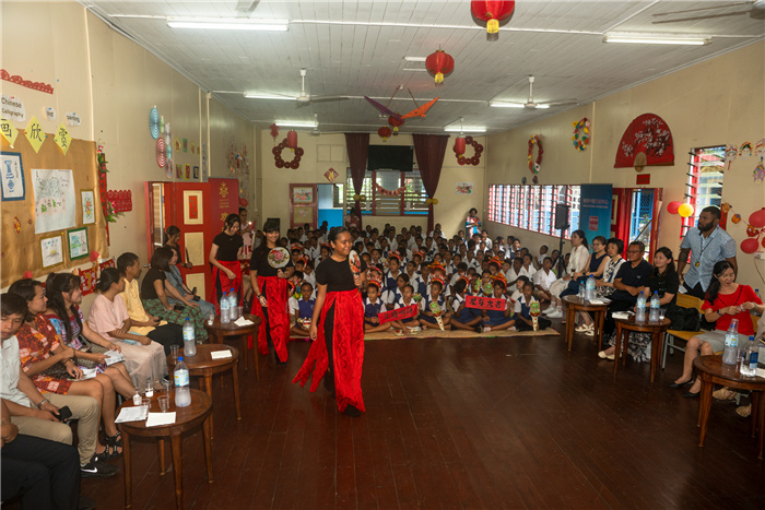 中華學(xué)校學(xué)生表演扇子舞。