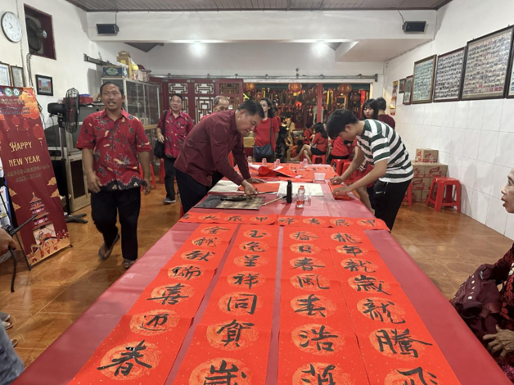 茍皓東為華人朋友現(xiàn)場寫春聯(lián)送福字。巴陵康孔子學(xué)院供圖