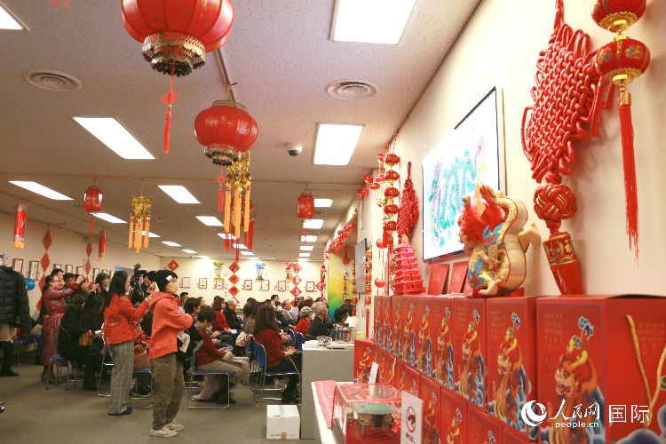 現(xiàn)場洋溢著濃郁的新春氛圍。人民網(wǎng) 許可攝