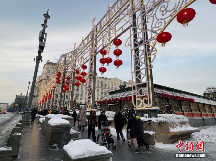 當(dāng)?shù)貢r間2月9日，中國農(nóng)歷新年慶?；顒訂觾x式在莫斯科市中心的卡梅爾格爾斯基巷舉行。圖為特維爾大街裝飾的中國大紅燈籠。<a target='_blank' href='/'><p  align=