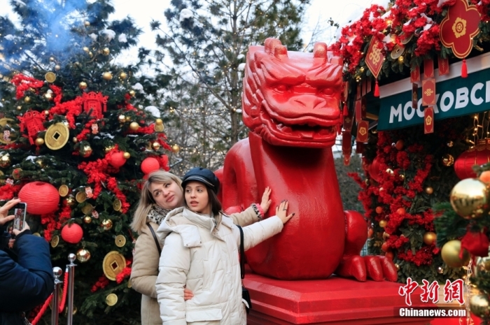 當(dāng)?shù)貢r間2月9日，中國農(nóng)歷新年慶?；顒訂觾x式在莫斯科市中心的卡梅爾格爾斯基巷舉行。中國駐俄大使張漢暉，俄羅斯外交部發(fā)言人扎哈羅娃，以及俄羅斯文化部和莫斯科市政府官員出席。慶祝活動將持續(xù)至18日。圖為當(dāng)?shù)孛癖娫谔鼐S爾廣場與龍雕塑合影。