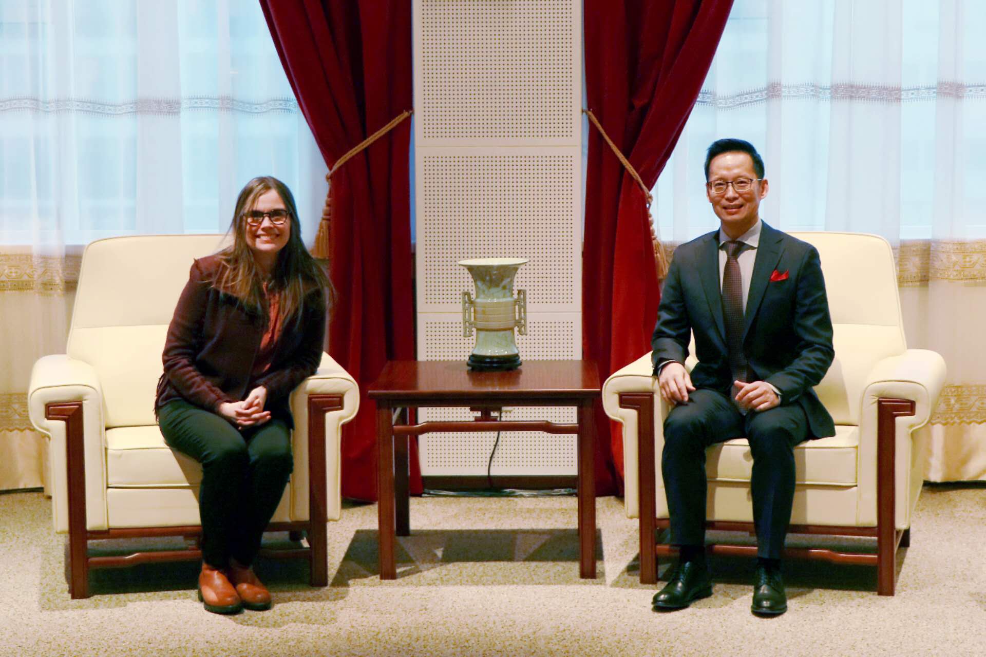 冰島總理雅各布斯多蒂爾（右一）與中國(guó)駐冰島大使何儒龍合影。中國(guó)駐冰島大使館供圖