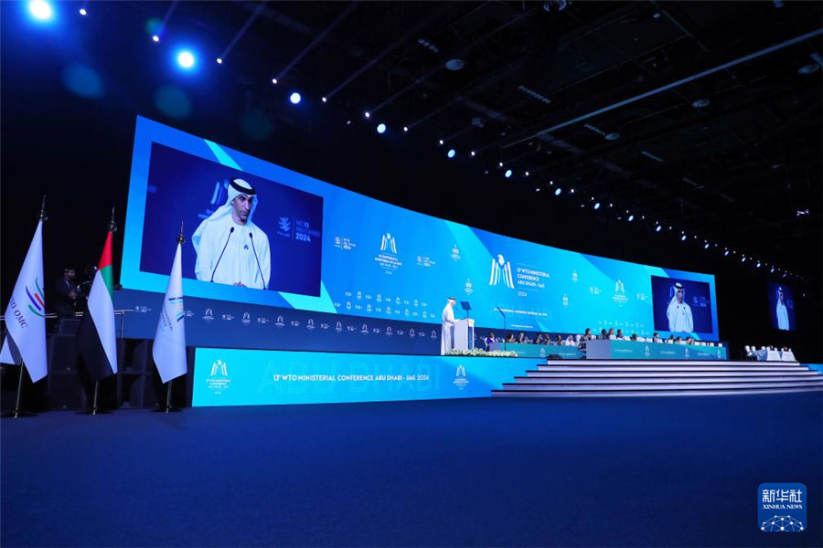 2月26日，在阿聯(lián)酋首都阿布扎比，阿聯(lián)酋外貿(mào)國務(wù)部長、世貿(mào)組織第13屆部長級會議主席薩尼·澤尤迪在世界貿(mào)易組織第13屆部長級會議開幕式上致辭。新華社發(fā)（世界貿(mào)易組織供圖）
