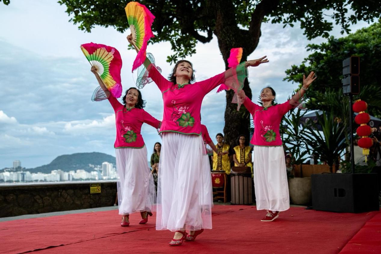 當(dāng)?shù)貢r間2月24日晚，2024年元宵節(jié)慶祝活動在巴西里約熱內(nèi)盧市科帕卡巴納要塞舉辦。巴西山河文化促進(jìn)中心供圖