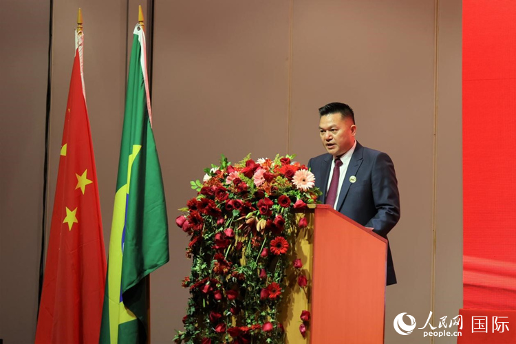 巴西和統(tǒng)會(huì)新任會(huì)長(zhǎng)張小春發(fā)表就職演講。人民網(wǎng)記者 時(shí)元皓攝