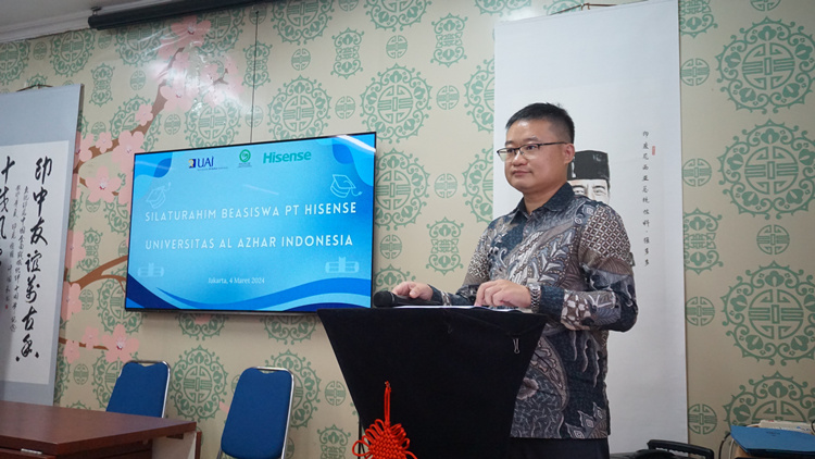 海信印尼公司總經(jīng)理李現(xiàn)委致辭。阿拉扎大學(xué)孔子學(xué)院供圖