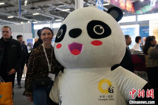 3月5日，2024年柏林國際旅游交易會(ITB)在柏林會展中心拉開帷幕。以“你好！中國”為主題的中國展區(qū)當(dāng)日亮相展會。圖為觀眾與大熊貓人偶合影。中新社記者 馬秀秀 攝