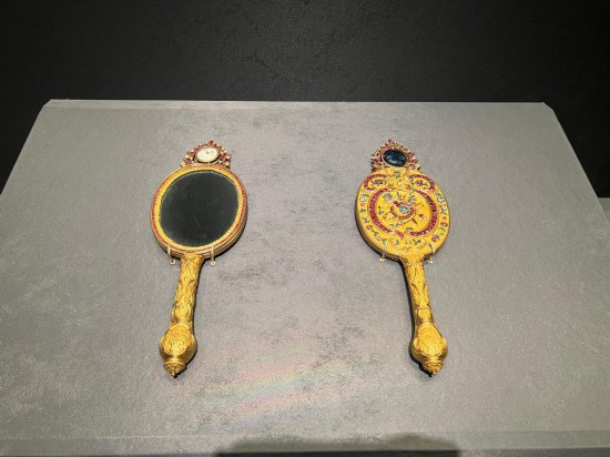 銅鍍金鑲表橢圓把鏡。新華社記者徐壯 攝