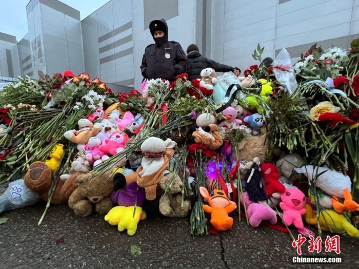 當(dāng)?shù)貢r間3月24日，俄羅斯全國哀悼日，悼念22日發(fā)生在莫斯科州克拉斯諾戈爾斯克市“克羅庫斯城”音樂廳恐怖襲擊事件中的遇難者。此次恐襲已導(dǎo)致137人遇難，150多人受傷。圖為民眾在恐襲事件現(xiàn)場附近敬獻(xiàn)的鮮花和毛絨玩具。<a target='_blank' href='/'><p  align=