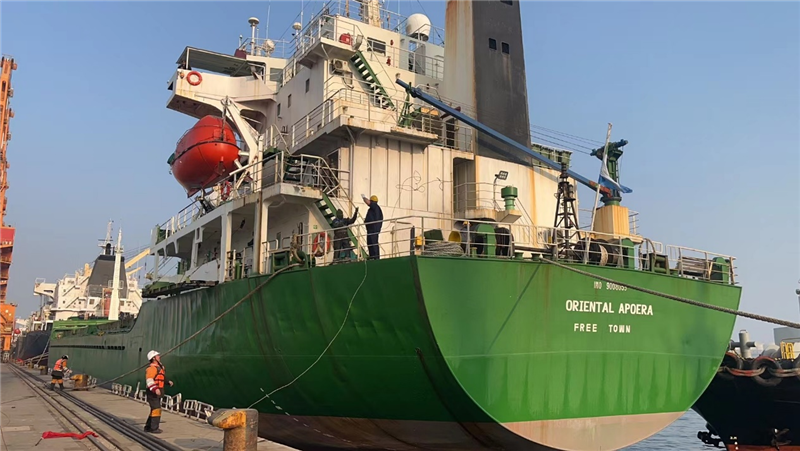中蘇海運直航貨輪靠泊蘇里南碼頭。中國駐蘇里南大使館供圖