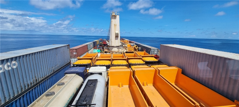 中蘇海運直航貨輪在海上行駛。中國駐蘇里南大使館供圖