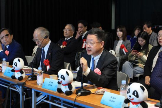 圖為四川省文化和旅游廳廳長戴允康向日本友人介紹四川旅游資源。（中國駐東京旅游辦事處供圖）