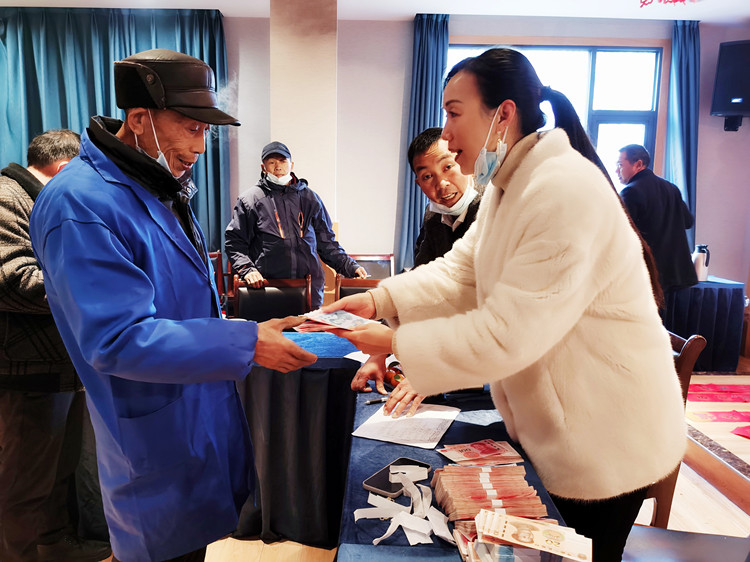 村民領取分紅金。朝天區(qū)融媒體中心供圖