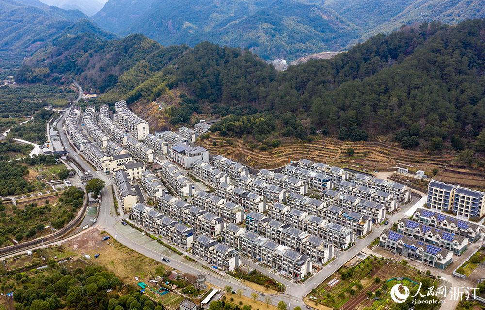 近日，航拍寧波市海曙區(qū)龍觀鄉(xiāng)李岙村屋頂光伏項目。人民網(wǎng) 章勇濤攝