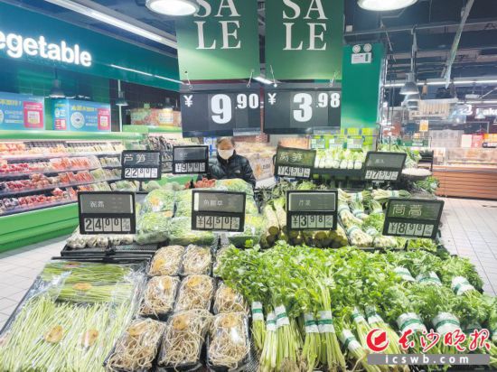 　　家樂(lè)福芙蓉廣場(chǎng)店，市民在選購(gòu)春菜。