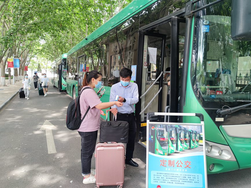 公交車從校園宿舍樓下出發(fā)，直達鄭州火車站和鄭州東站。崔晨攝