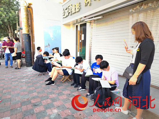 臨進(jìn)考場(chǎng)，考生抓緊時(shí)間再?gòu)?fù)習(xí)一下。人民網(wǎng) 祝龍超攝