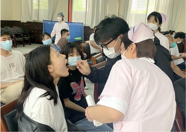 醫(yī)院對志愿者進行線下培訓。李艷紅攝