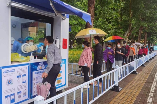 核酸采樣志愿者們上崗。孫金梅攝