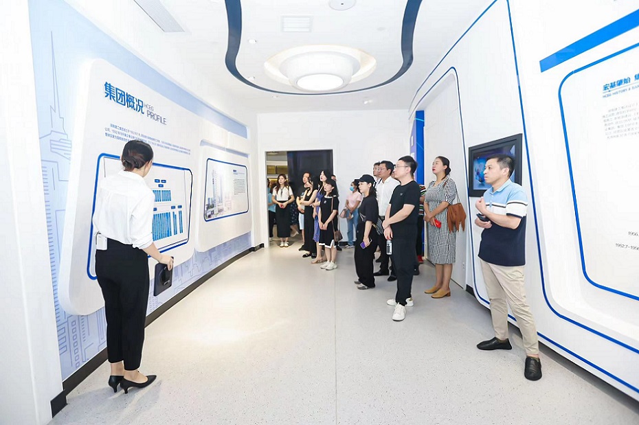 見面會參與人員在了解項目情況。單位供圖