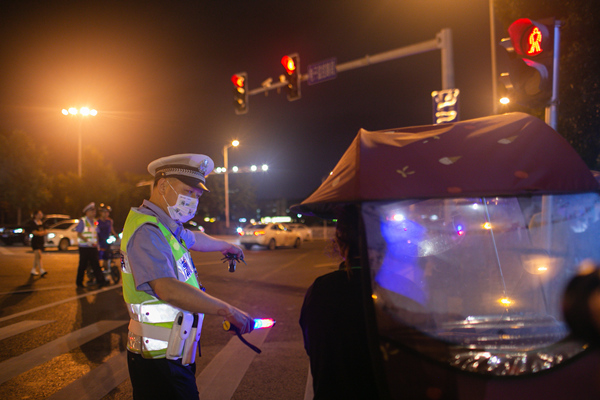 違法加裝電動(dòng)車遮陽傘也將受到處罰。柯鳴 攝