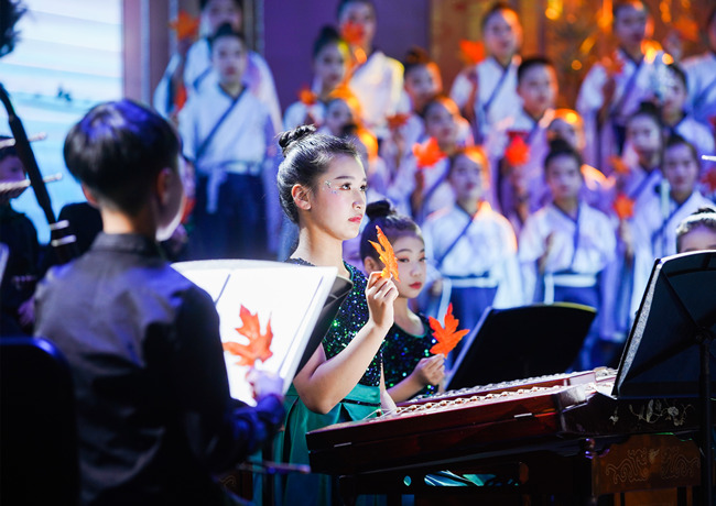 樂(lè)團(tuán)在臺(tái)上演出。單位供圖