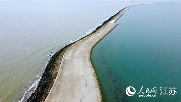 迷人的雙色海。人民網(wǎng)記者 王繼亮攝