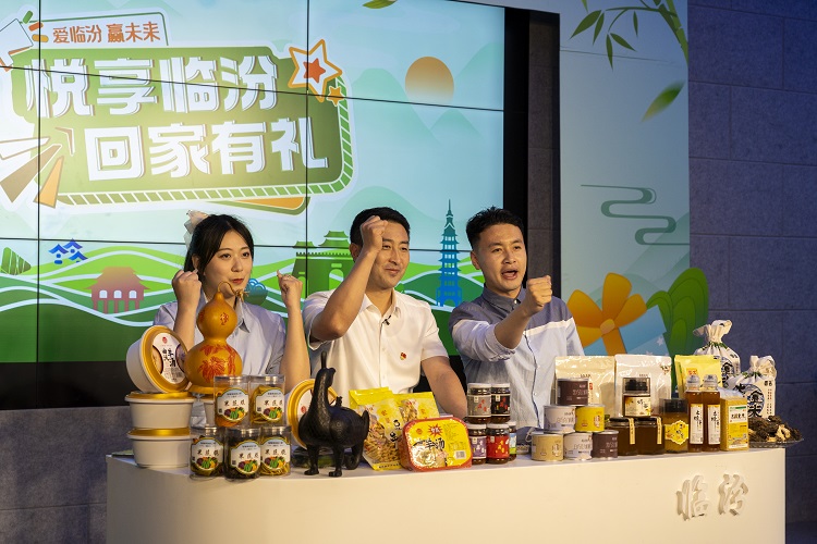 6月3日下午，在臨汾原產(chǎn)地商品體驗(yàn)店，曲沃縣副縣長(zhǎng)樊奇選對(duì)當(dāng)?shù)氐霓r(nóng)特產(chǎn)品、旅游景點(diǎn)進(jìn)行了推介代言。鄭遠(yuǎn)飛攝