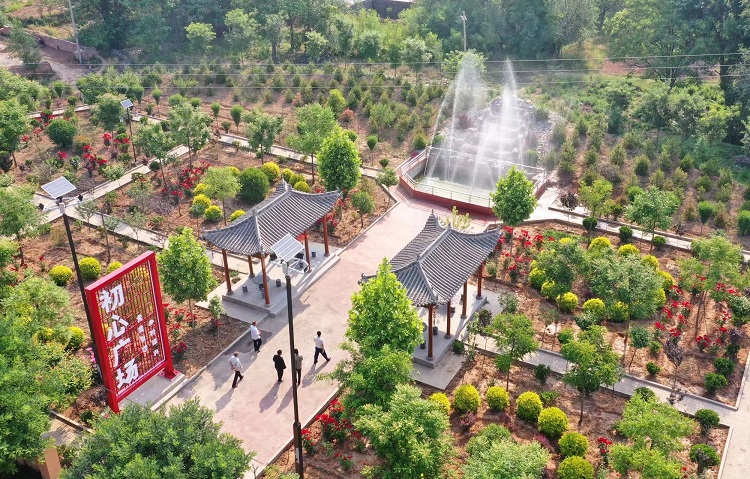 初夏時(shí)節(jié)，襄汾縣鄧莊鎮(zhèn)澗溝村初心廣場(chǎng)內(nèi)一派迷人的鄉(xiāng)村振興新圖景。李現(xiàn)俊攝