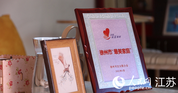 王繼蓮家庭獲得的部分榮譽。人民網(wǎng) 冷金明攝