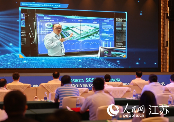 圖為浦口區(qū)集成電路企業(yè)介紹智能制造系統(tǒng)。浦口區(qū)委宣傳部供圖