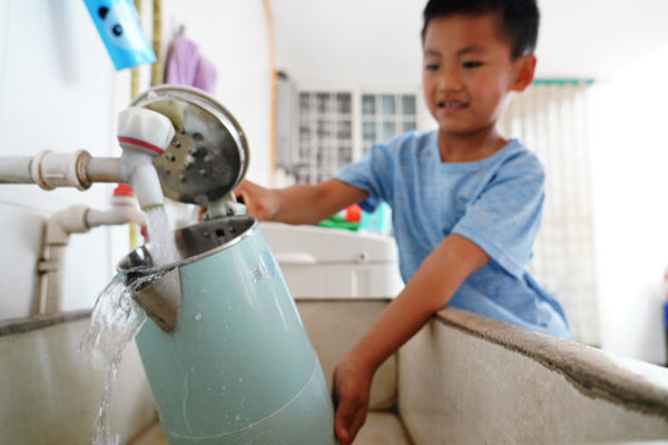 在峰峰礦區(qū)彭城鎮(zhèn)羊角鋪村村民家中，清澈甘甜的飲用水從水管中流出。峰峰礦區(qū)區(qū)委宣傳部供圖