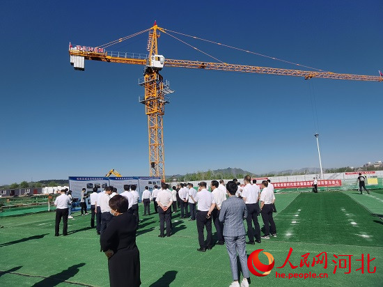 觀摩團走進塔吊林立的項目現(xiàn)場。人民網(wǎng)張繼航攝