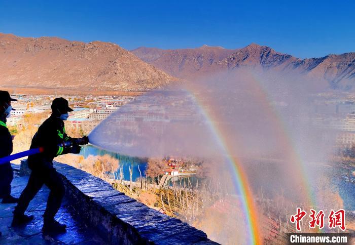 12月6日，布達拉宮消防救援大隊在布達拉宮山體林草區(qū)域開展?jié)窕ぷ鳌！㈣?攝