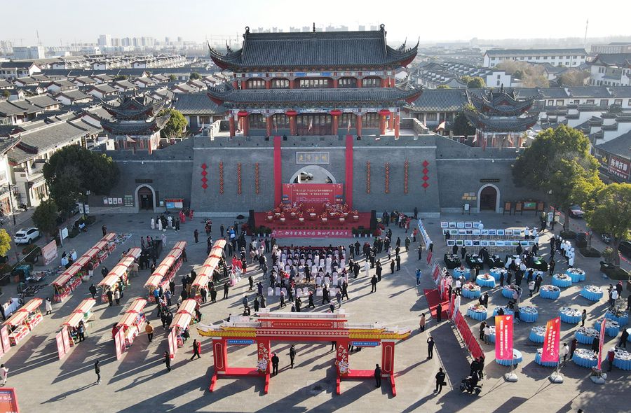 城門掛春聯(lián)，金湖沖刺“開門紅”。陳義寶攝