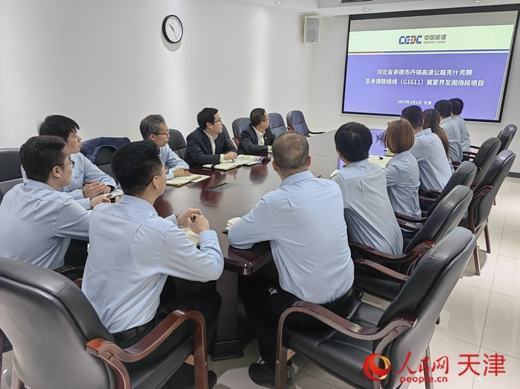 近日，中能建路橋工程有限公司領(lǐng)導(dǎo)班子成員與員工開會討論，如何根據(jù)今年的項(xiàng)目招聘合適的優(yōu)秀人才。  人民網(wǎng) 孫翼飛攝