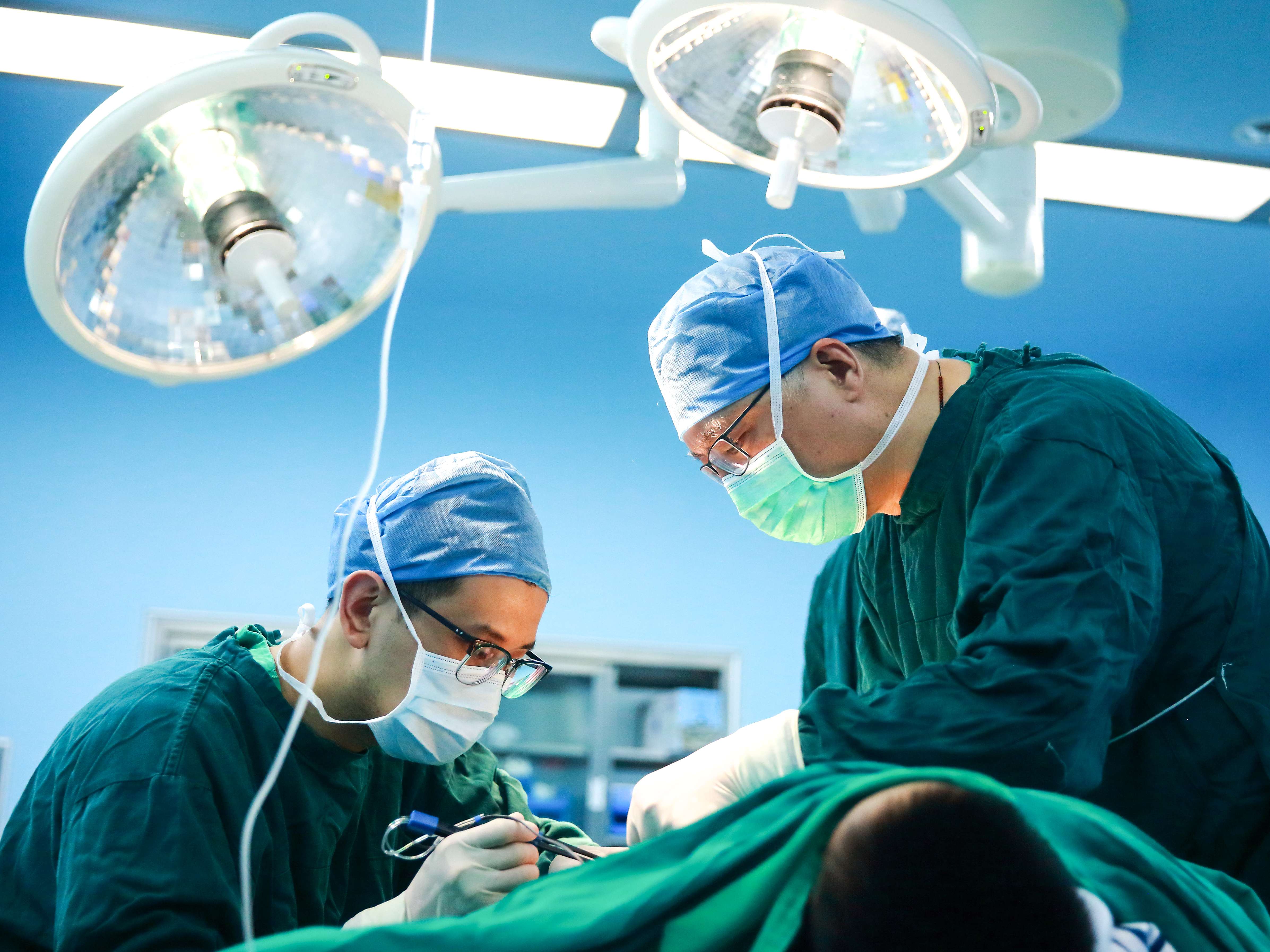 江南大學附屬醫(yī)院燒創(chuàng)傷診療中心主任呂國忠工作現場。受訪者供圖