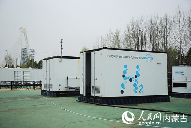 鄂爾多斯碳中和研究院內(nèi)的制氫設備。人民網(wǎng)記者 趙夢月攝