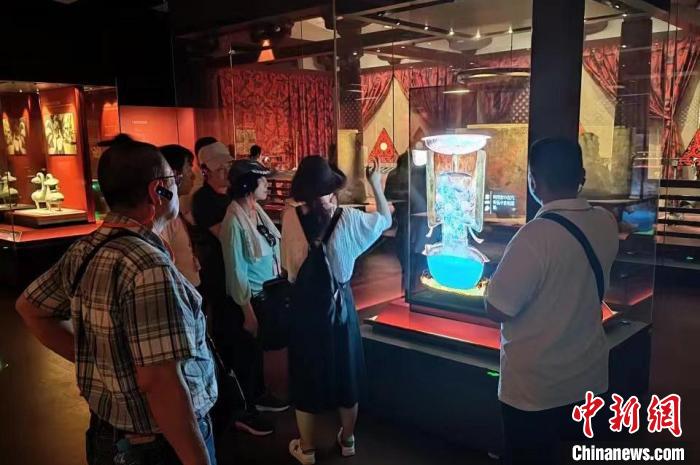 圖為臺灣新北市永和區(qū)里長聯(lián)誼會江西參訪團一行在南昌漢代?；韬顕z址博物館內(nèi)參觀展出的珍貴文物?！●樞↓?攝