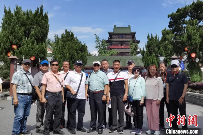 圖為臺灣新北市永和區(qū)里長聯(lián)誼會江西參訪團一行在南昌滕王閣前合影?！×鴷缘?攝