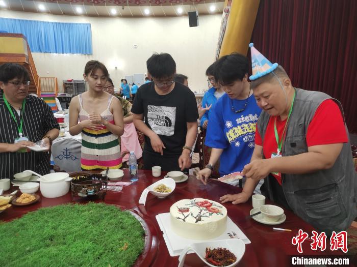 圖為內(nèi)蒙古臺辦為臺胞過生日?！±類燮?攝