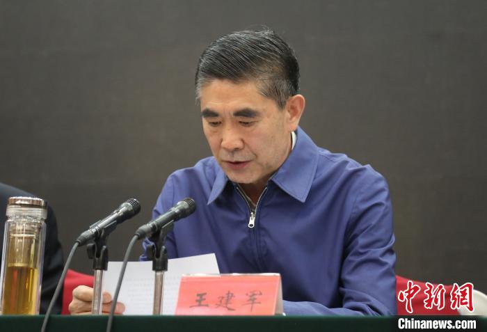 圖為青海省委書記王建軍出席會議并作講話?！?zhí)砀?攝