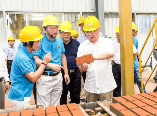 2019年6月21日下午，省長沈曉明在三亞建筑廢棄物綜合利用廠，查看用建筑廢棄物綜合處理后制成的再生水泥磚。海南日報記者 宋國強 攝