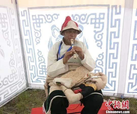 圖為瑪曲縣非遺彈唱藝術(shù)?！＄娦?攝