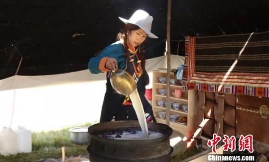 圖為展示瑪曲藏民族傳統(tǒng)特色美食制作工藝?！＄娦?攝