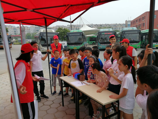 志愿者教小朋友垃圾分類的相關知識。連柏梁 攝