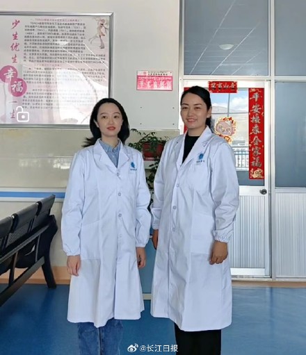 “有醫(yī)生嗎？有人暈倒了！”武漢協(xié)和醫(yī)院援藏醫(yī)療隊員聽到呼救就沖了上去