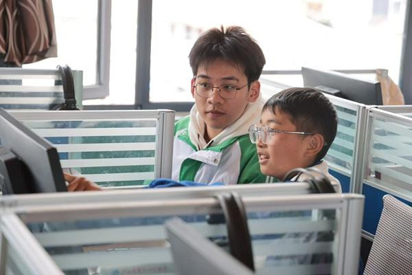 為驗證“高反風(fēng)險預(yù)測”小程序，這群高中生真去了趟高原